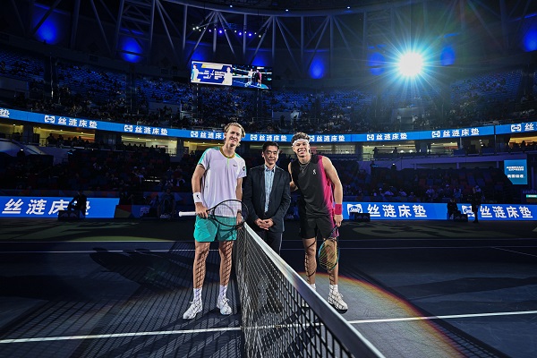 随着她继续 随着她继续