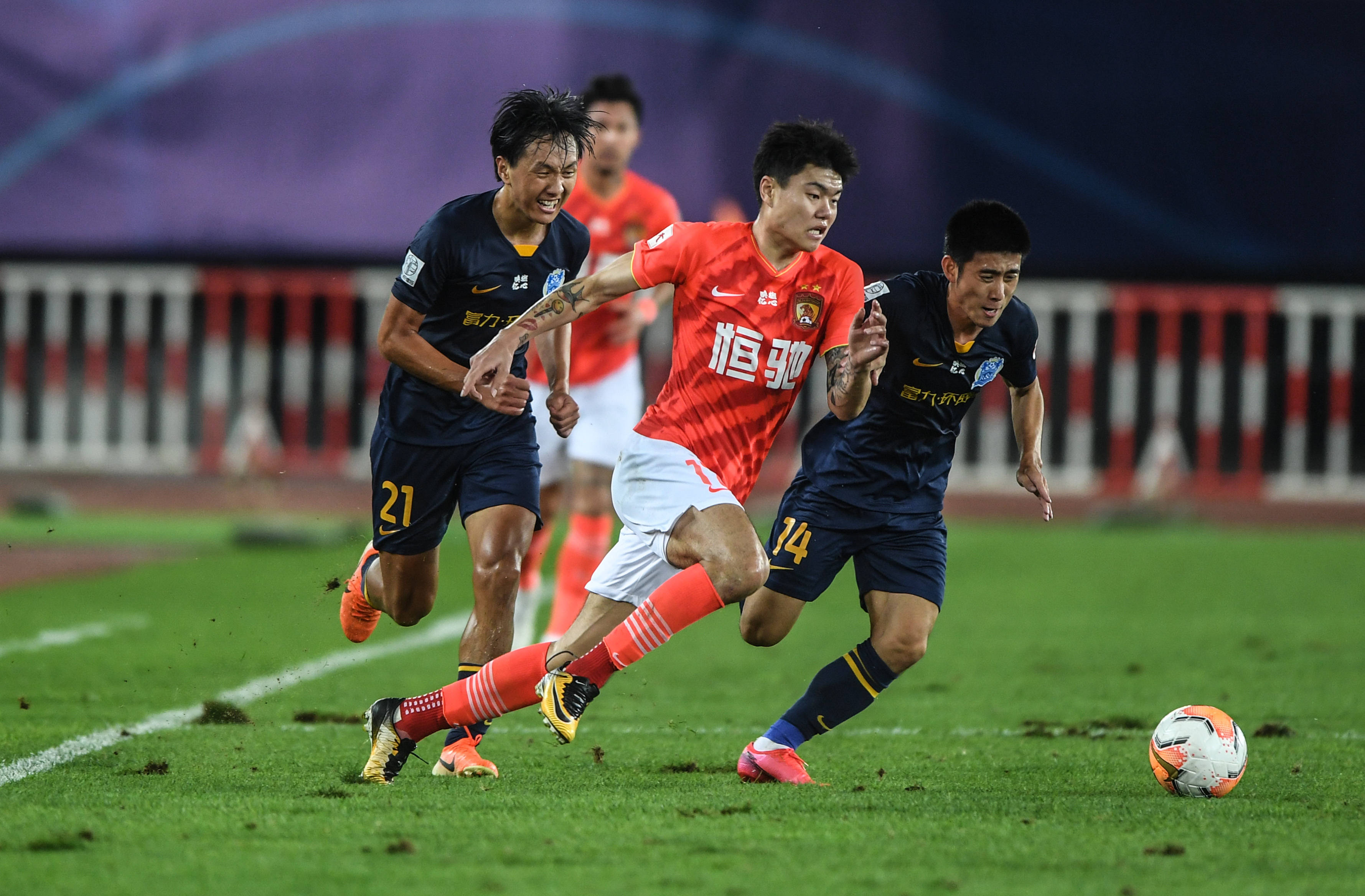 她曾在多项 她曾在多项